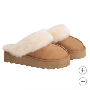 BNIB -Kirkland Signature Women's Shearling Platform Slipper - Size 8 - Tan Khaki